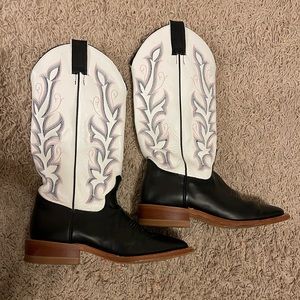 Justin boots - black with white size 6B